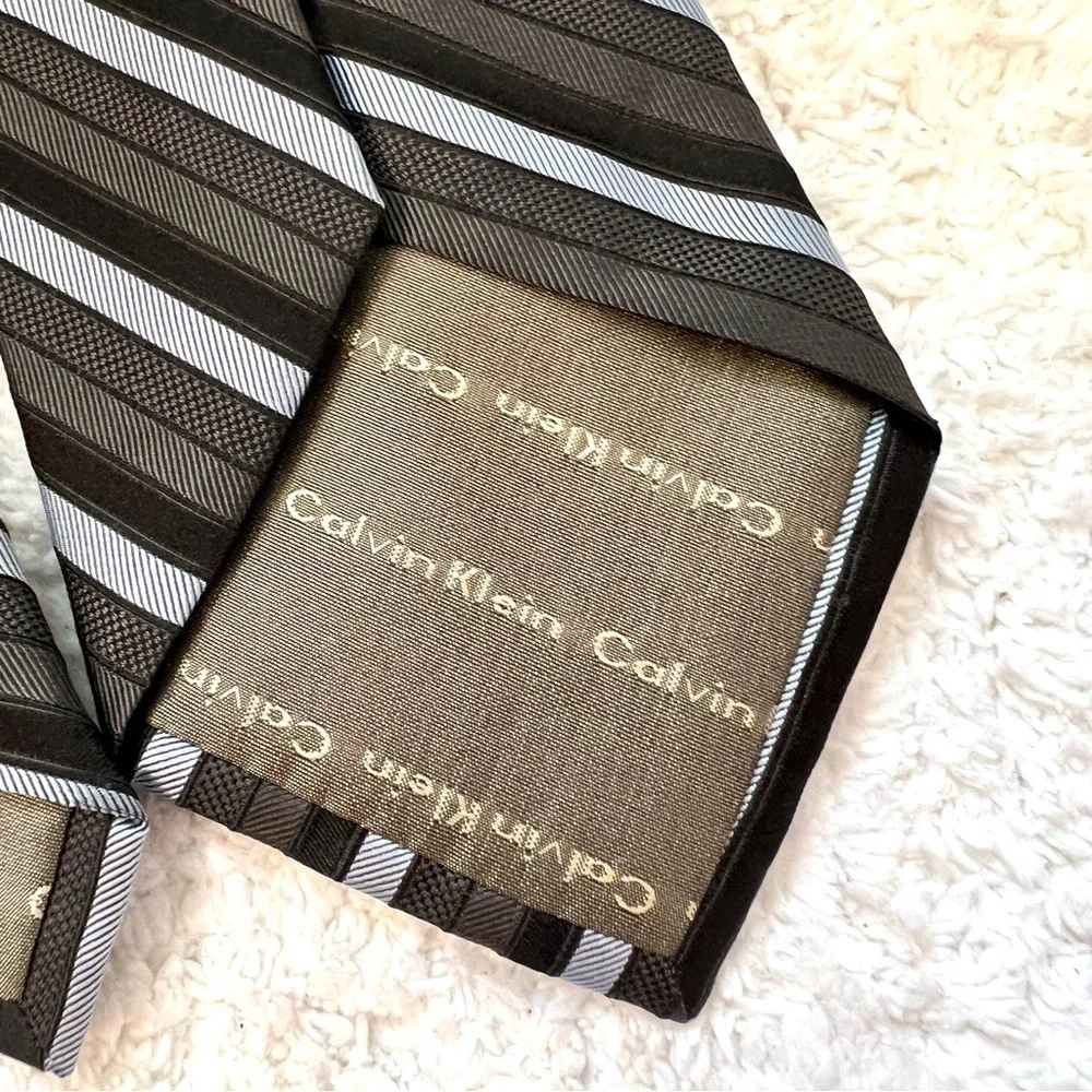 Calvin Klein 100% silk Navy Gray Striped Tie preppy office old money